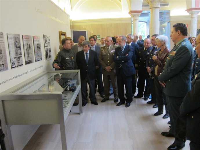 García Garrido Visita Una Exposición Sobre La Guardia Civil Frente A ETA