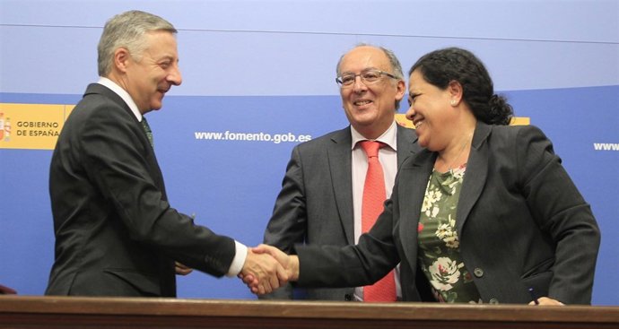 Blanco, con la presidenta del Puerto de Huelva, Manuela de Paz