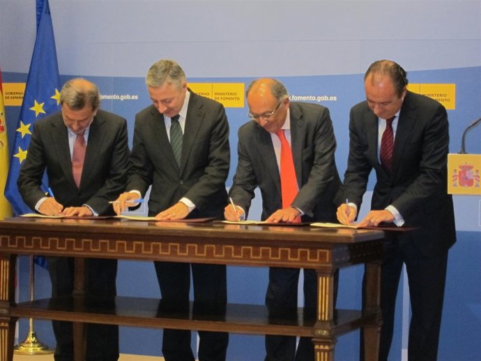 Firmas De Los Convenios Entre Puertos Y Adif