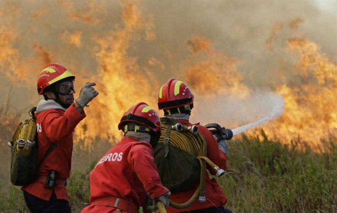 Bomberos portugueses luchan contra el fuego