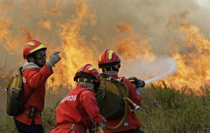 Bomberos portugueses luchan contra el fuego