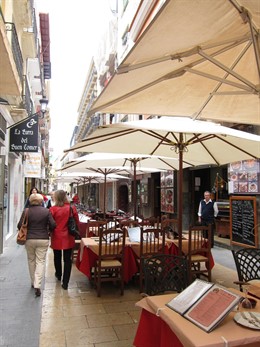 Imagen De Unas Terrazas En Una Calle De Alicante