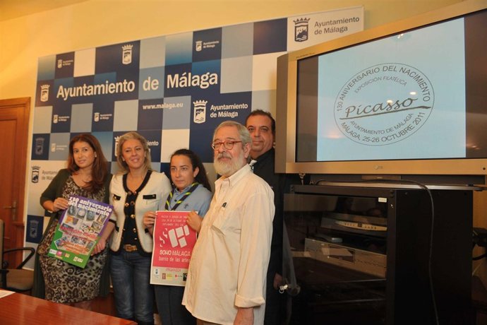 Las Concejalas Del Distrito Centro Y Economía, En La Presentación De La Muestra