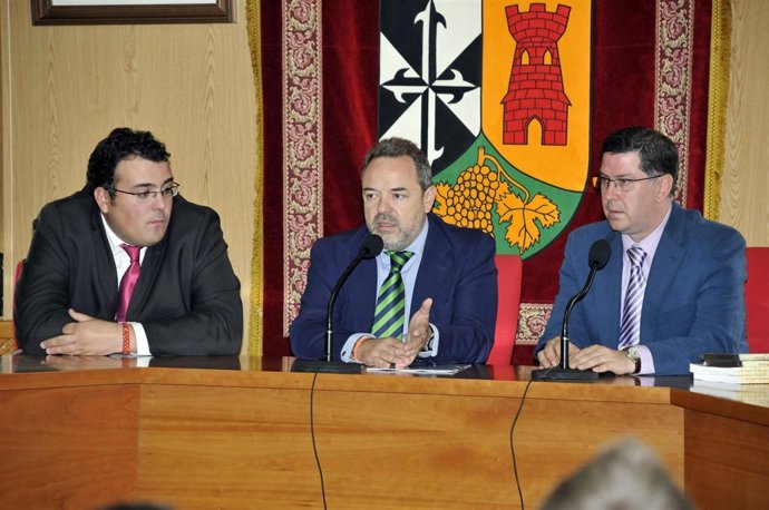 Esús Labrador Visita El Ayuntamiento De Valmojado