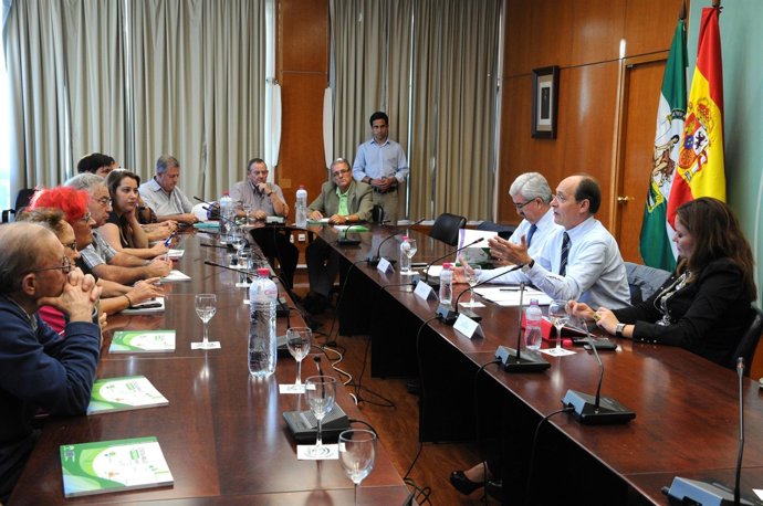 El Consejero De Medio Ambiente, José Juan Díaz Trillo, Se Reúne Con Vecinos 