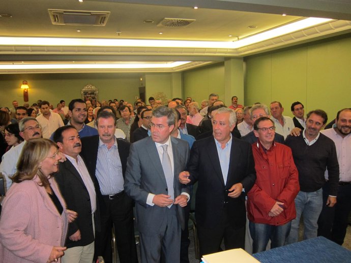 Javier Arenas Con Miembros De Las Candidaturas Del PP De Jaén Al 20N.