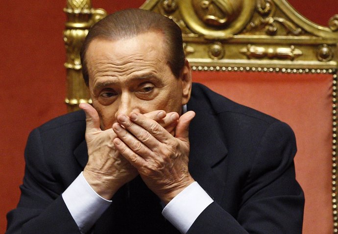 Silvio Berlusconi Se Tapa La boca Con Las Dos Manos