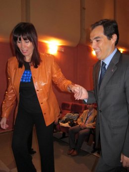 Micaela Navarro Es Ayudada Por El Alcalde De Córdoba A Subir Unas Escaleras