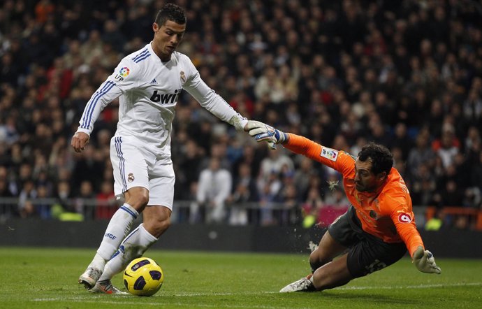 Cristiano Ronaldo Y Diego López En El Real Madrid-Villarreal 2010-11