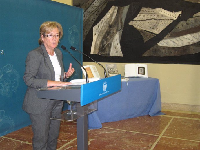 La Presidenta De La Diputación, Petronila Guerrero, Presenta Un Libro.