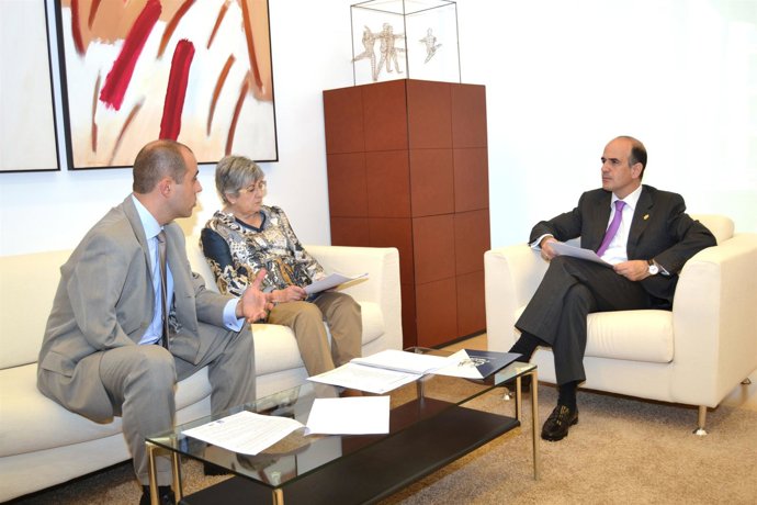 Los Representantes De Cocemfe Junto A Alberto Catalán.