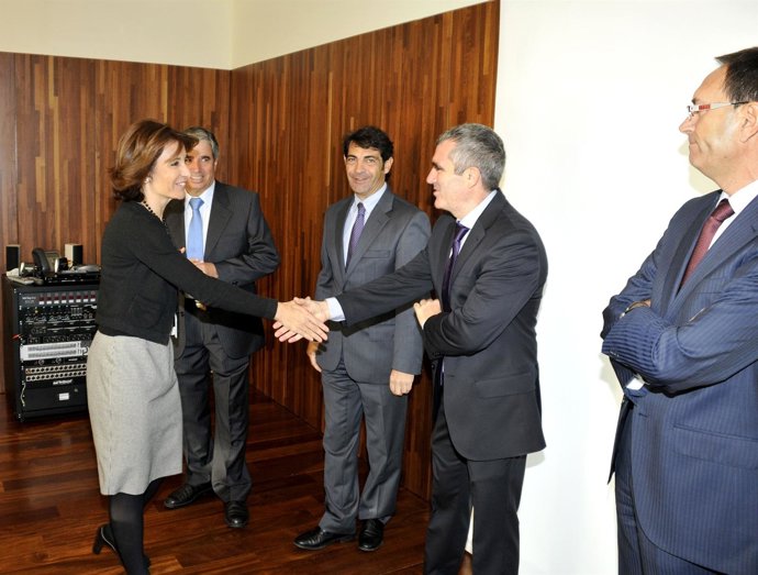 25-10-11 La Consejera De Fomento Dña Marta García De La Calzada Se Reune Con FR