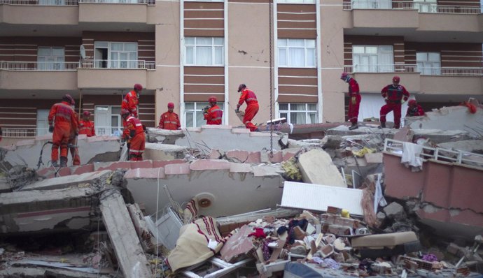 Equipos De Rescate En El Terremoto Del Sureste De Turquía