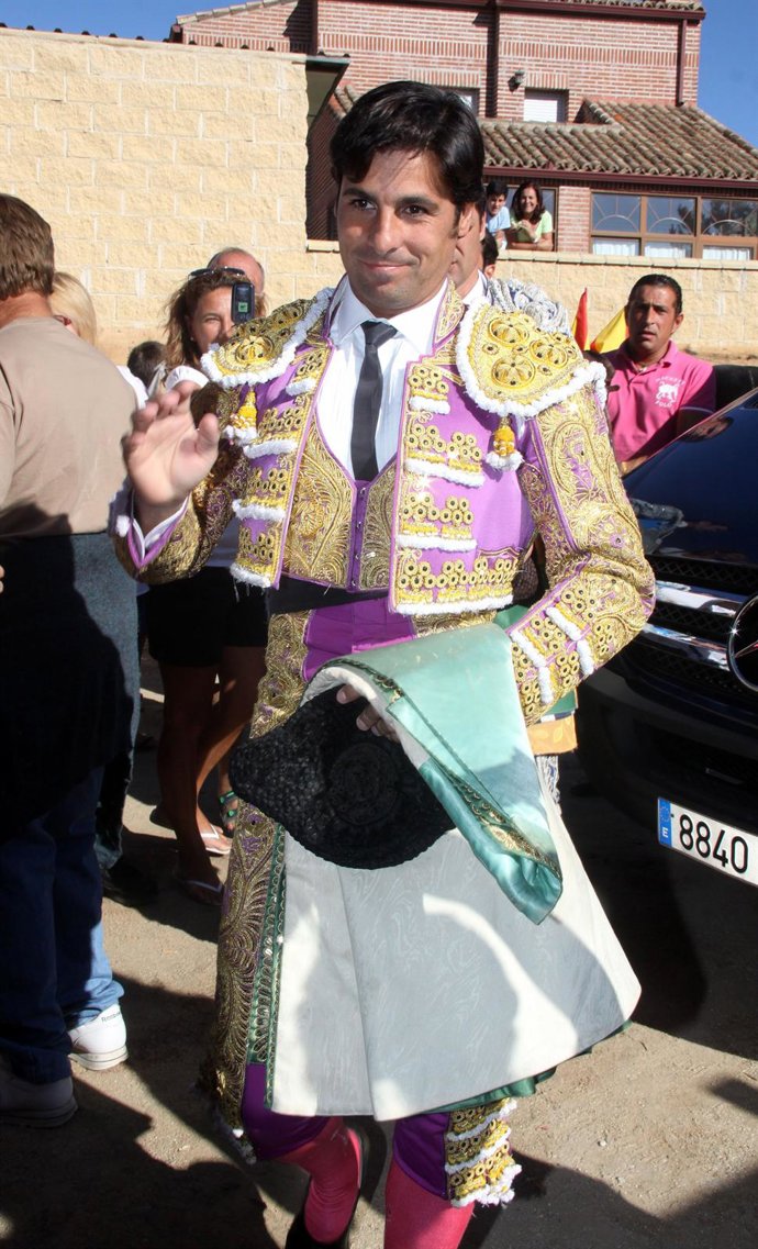 El Torero Fran Rivera Saliendo De La Plaza