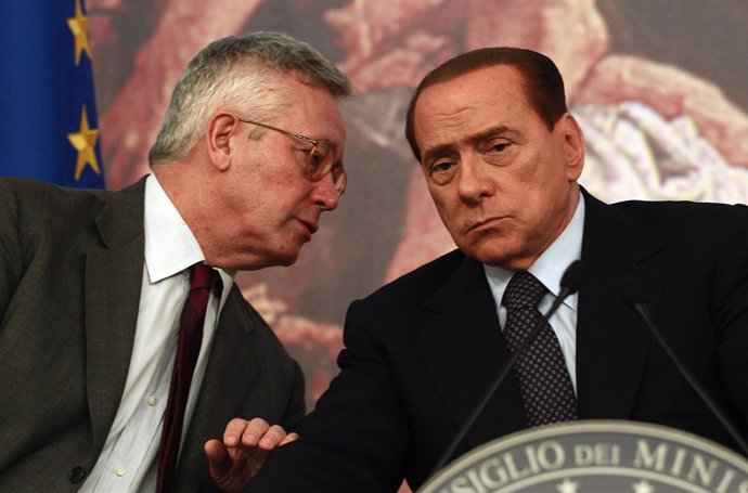 Ministro De Economía Italiano, Giulio Tremonti Y Silvio Berlusconi
