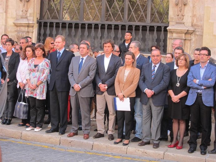 Minuto De Silencio En Cort Por Nuria Orol