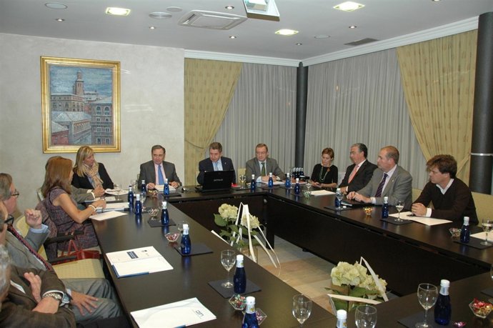 Miranda Con La Confederación De Empresarios De Navarra. 