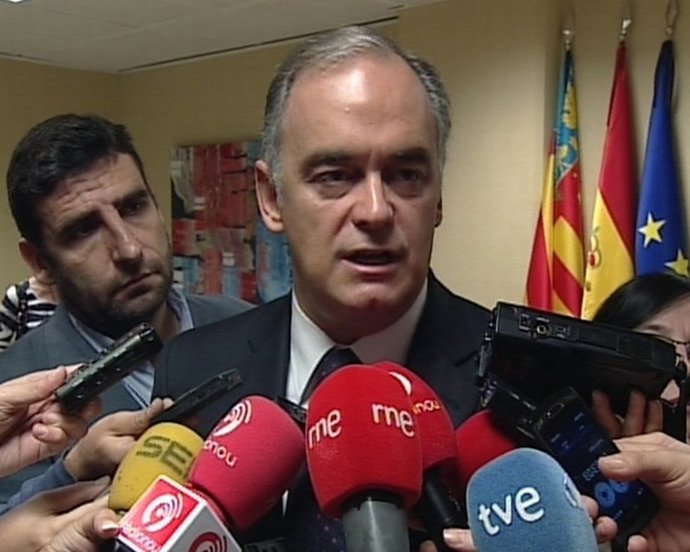 González  Pons Atiende A Los Medios De Comunicación