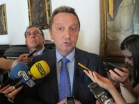 El consejero respeta las estimaciones de Unicaja aunque ve "aventurado" predecir en "un entorno tan turbulento"