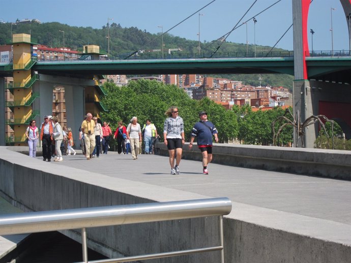 Turistas Paseando Por Bilbao.