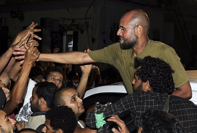 Saif A Lslam, Hijo De Muamar Gadafi, Saluda A Sus Partidarios En Trípoli.