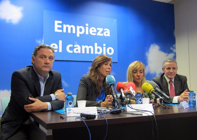 La Presidenta Del PP De Cataluña, Alicia Sánchez, Junto A Miembros Del PP Leonés