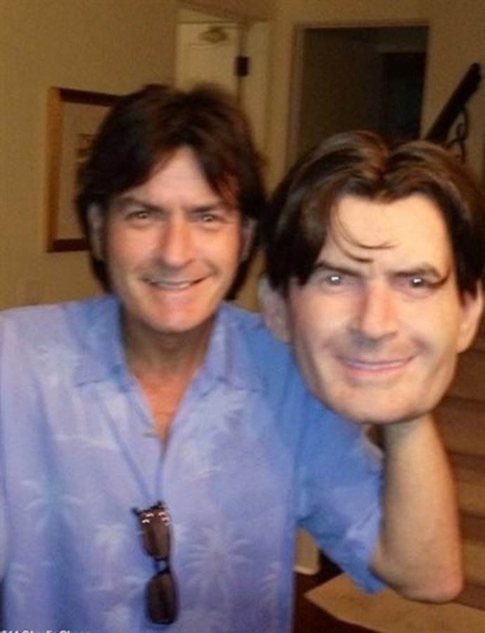 Charlie Sheen Con Una Careta De Él Mismo
