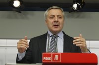 Blanco acusa a Rajoy de tener un "discurso contradictorio" por proponer adelgazar las administraciones