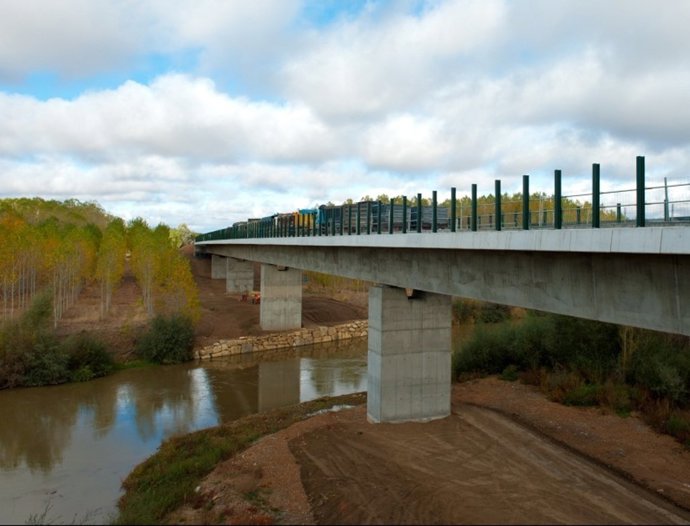 Prueba De Carga Del Viaducto Sobre El Río Esla, En León