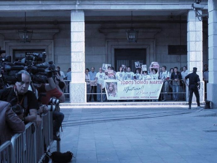 Acceso A La Audiencia De Sevilla Durante El Juicio Por Marta