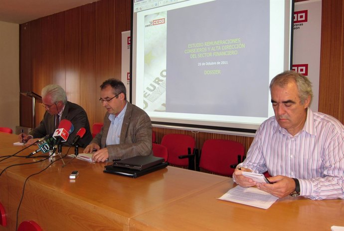 El Secretario General De Comfía, José María Martínez (Centro).