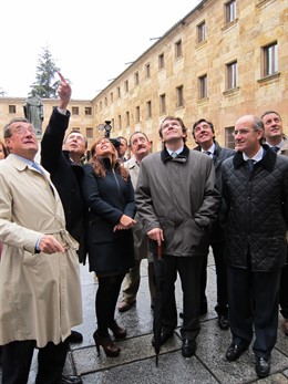 Sánchez Camacho Busca La Rana En La Fachada De La Universidad