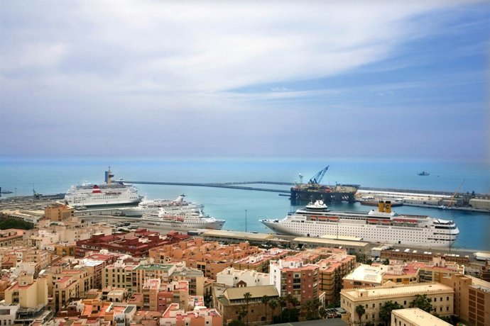 Cruceros En El Puerto De Almería