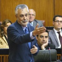 Griñán destaca que con los impuestos a rentas más altas que recoge el Presupuesto se pagarán las becas para educación