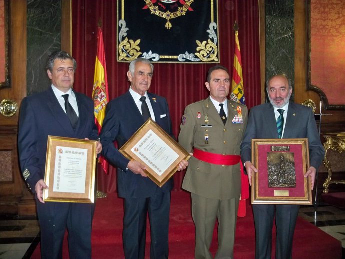 El Comandante Militar, Junto A Los Premiados 