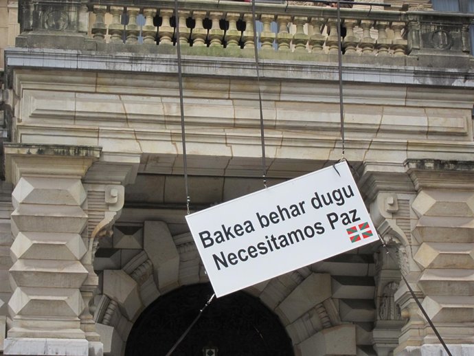 Retirada Del Cartel 'Bakea Behar Dugu' De Diputación.