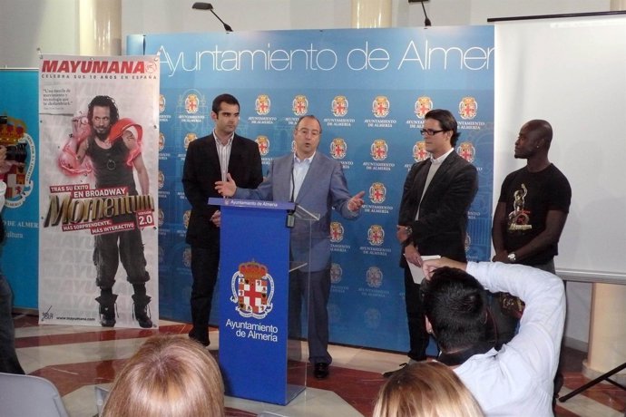El Alcalde De Almería Presenta En Rueda De Prensa El Espectáculo De Mayumaná