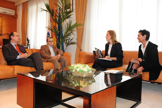 El Presidente Del Parlamento Se Reúne Con La Vicerrectora De La UC