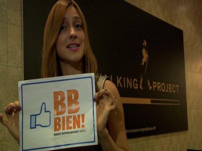 La Artista Posa Con El Cartel De La Comunidad Interactiva Bbbien! Por Diageo 