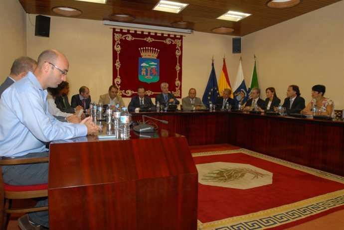 La Mesa Del Parlamento Visita El Hierro