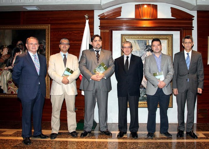 Los Ganadores De Los Premios, Junto A Medel Y Algunos Integrantes Del Jurado