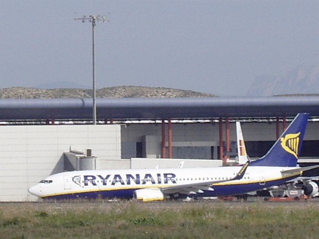 Avión De Ryanair En El Aeropuerto De El Altet