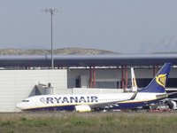 Ryanair dice que Aena "tiene que explicar por qué es seguro desembarcar a pie la mitad de los vuelos y la otra no"