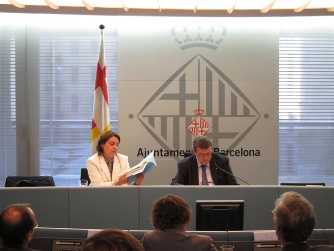 La Teniente De Alcalde Sònia Recasens Y J.W. Carnes (PSC)