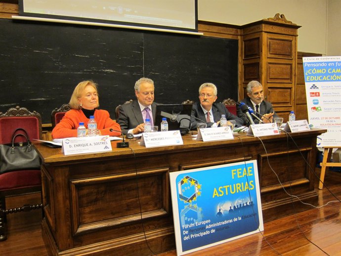 Candidatos Por Asturias Debatiendo Sobre El Futuro Educativo