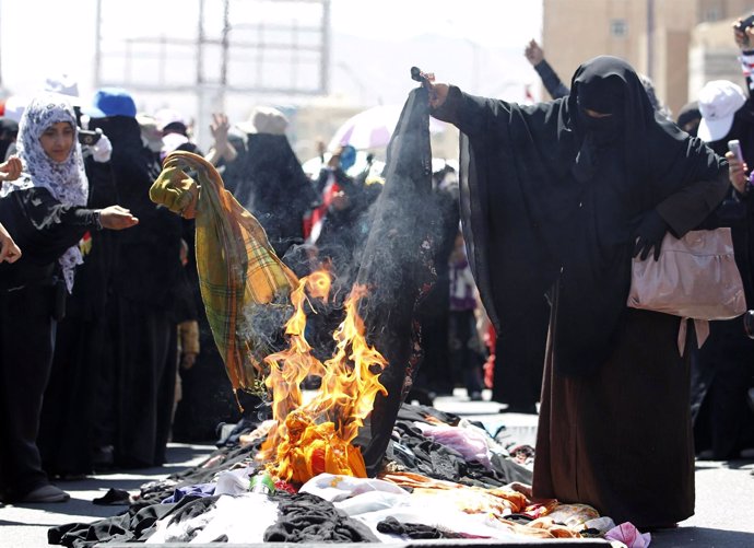 Mujeres Yemeníes Queman Sus Velos En Protesta Contra Salé