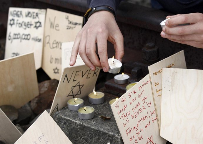 Conmemoración A Los Crímenes Cometidos En Auschwitz