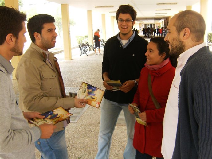 Miembros De JSA Reparten Folletos En Defensa De La Educación Pública