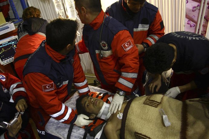 Joven Rescatado En Turquía Tras Pasar 100 Horas Bajo Los Escombros