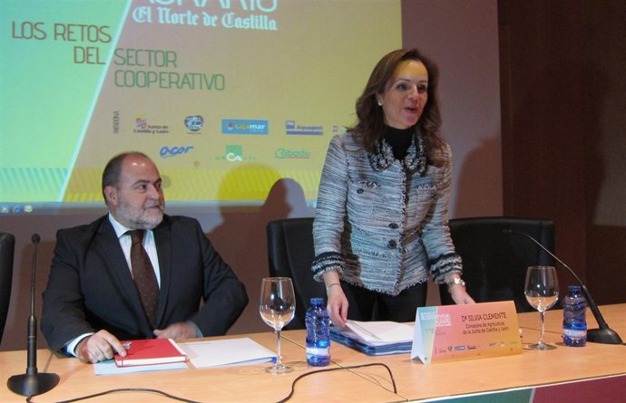 La Consejera De Agricultura, Silvia Clemente, y el periodista Julio G. Calzada